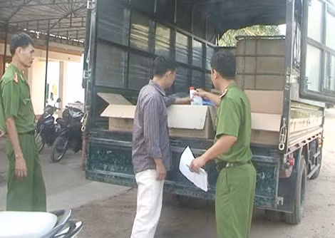 Số nhớt giả thành phẩm chuẩn bị đi tiêu thụ.