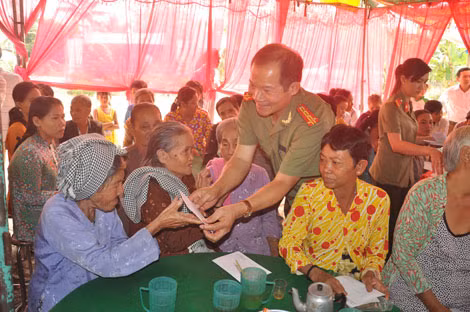Đại tá Nguyễn Hải Sơn, Giám đốc Công an Hậu Giang thăm hỏi, tặng quà Tết gia đình chính sách, hộ nghèo ở Ấp 2, xã Hòa An, huyện Phụng Hiệp (Hậu Giang).