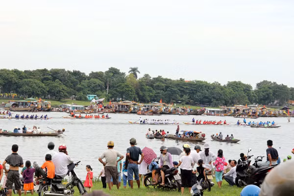 Giải đua ghe truyền thống trên sông Hương chào mừng Quốc khánh 2/9 thu hút nhiều đội đua ở Huế.
