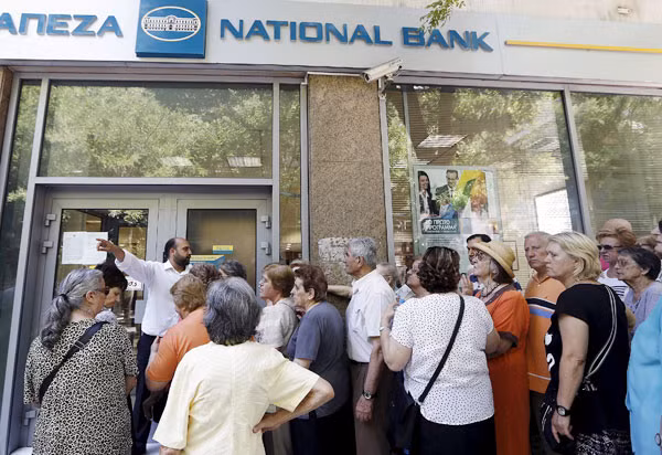 Trong 8 ngày đóng cửa ngân hàng, người dân Hy Lạp chỉ được quyền rút tiền ở các máy ATM với mức rút tối đa là 60 euro/ngày. Ảnh: Reuters.