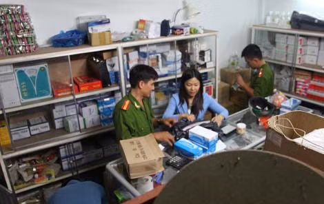 Phòng PC46 Công an TP Cần Thơ kiểm tra một cửa hàng trang thiết bị y tế và tạm giữ nhiều hàng hóa không rõ nguồn gốc xuất xứ.
