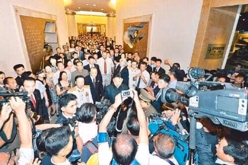 Chủ tịch Kim Jong-un thăm Bảo tàng tàng Quân đội nhân dân Triều Tiên (chị Thanh đứng hàng thứ hai, phía sau người mặc lễ phục).