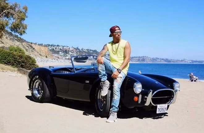Hamilton bên chiếc xế cổ Shelby Cobra 427 đời 1966.