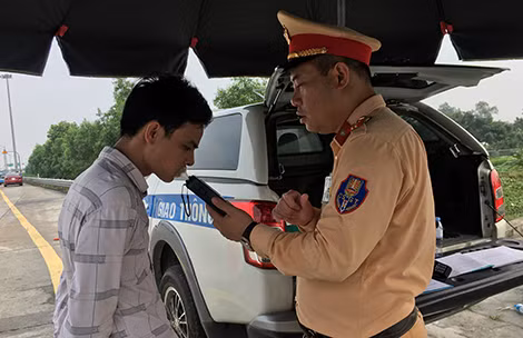 Cảnh sát giao thông kiểm tra nồng độ cồn đối với lái xe.