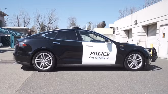Chiếc xe điện Tesla Model S của cảnh sát Fremont. Chiếc xe điện Tesla Model S của cảnh sát Fremont.