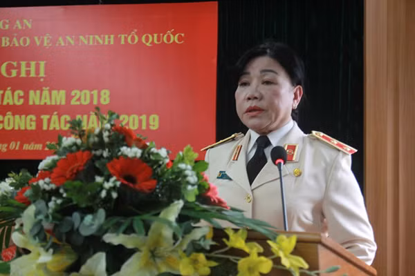 Trung tướng Trần Thị Ngọc Đẹp, Cục trưởng Cục XDPT toàn dân bảo vệ ANTQ phát biểu tại Hội nghị.