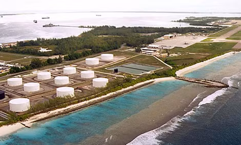Các bồn nhiên liệu tại căn cứ quân sự của Mỹ trên đảo Diego Garcia. Các bồn nhiên liệu tại căn cứ quân sự của Mỹ trên đảo Diego Garcia.