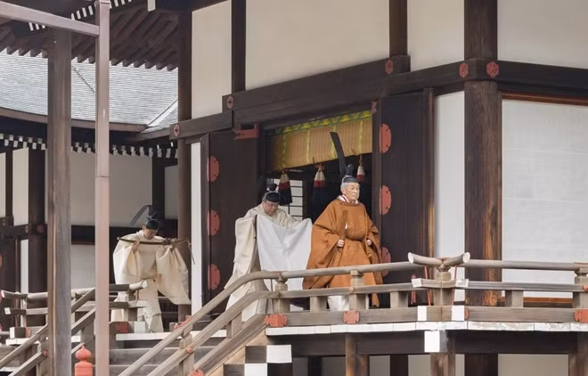 Nhật Hoàng Akihito (phải) rời khỏi ngôi đền Hoàng gia Kashikodokoro sau một nghi lễ trong lễ thoái vị, tại Tokyo ngày 30-4. Ảnh: AFP/TTXVN.