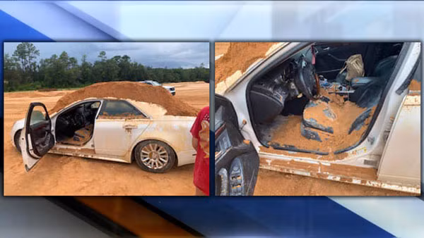 Chiếc xe bị đổ đầy đất. (Ảnh: Okaloosa County Sheriff's Office).