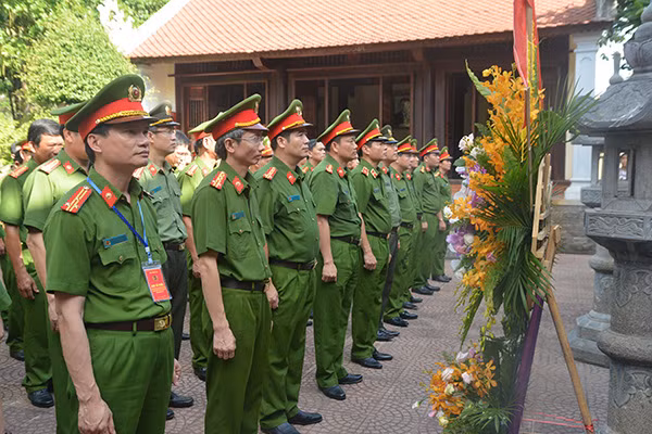 Đoàn đại biểu tri ân, tưởng nhớ cố Bộ trưởng Trần Quốc Hoàn tại xã Nam Trung, Nam Đàn. Đoàn đại biểu tri ân, tưởng nhớ cố Bộ trưởng Trần Quốc Hoàn tại xã Nam Trung, Nam Đàn.