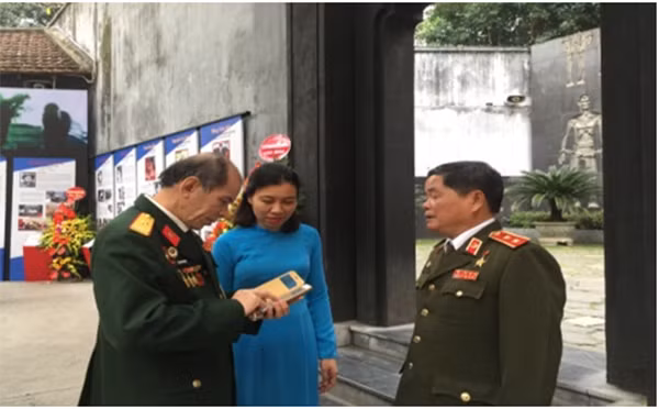 Nhân chứng lịch sử, Trung tướng, AHLLVT Châu Văn Mẫn (phải) tại lễ khai mạc.