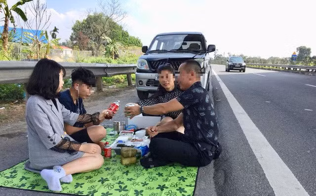 Hình ảnh cả gia đình dừng xe trên cao tốc để ăn nhậu gây bức xúc dư luận. Hình ảnh cả gia đình dừng xe trên cao tốc để ăn nhậu gây bức xúc dư luận.