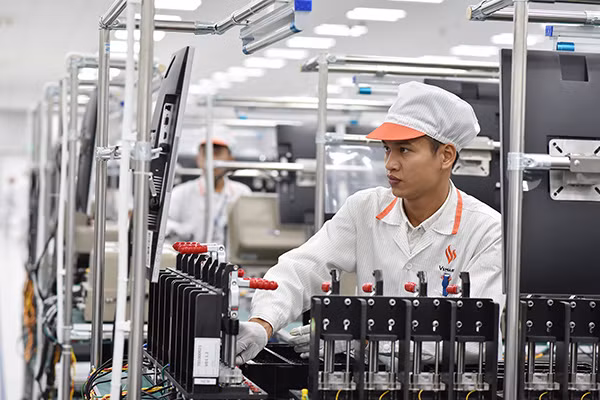 Thỏa thuận hợp tác với Qualcomm và Fujitsu giúp VinSmart tiến thêm một bước quan trọng trong việc làm chủ chuỗi cung ứng và sản xuất, tiến tới mục tiêu cung cấp các sản phẩm điện tử thông minh, chất lượng. Thỏa thuận hợp tác với Qualcomm và Fujitsu giúp VinSmart tiến thêm một bước quan trọng trong việc làm chủ chuỗi cung ứng và sản xuất, tiến tới mục tiêu cung cấp các sản phẩm điện tử thông minh, chất lượng.