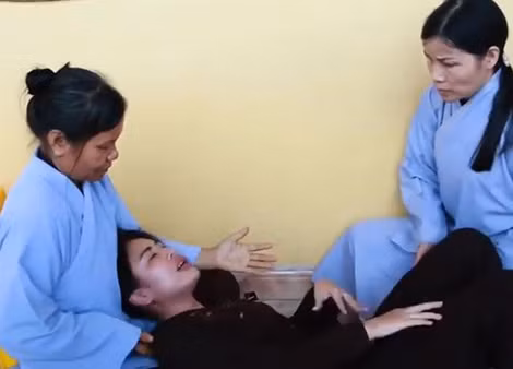 Hình ảnh được cho là trong một cuộc “gọi vong” tại chùa Ba Vàng.