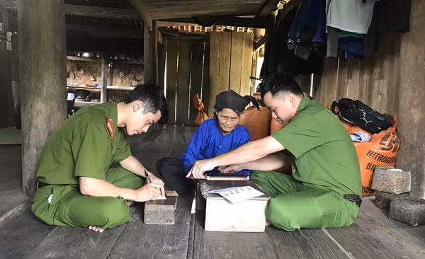 Cán bộ Công an huyện Na Rì đến tận nhà cấp lại chứng minh nhân dân cho người dân. Cán bộ Công an huyện Na Rì đến tận nhà cấp lại chứng minh nhân dân cho người dân.