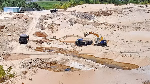 Hiện trường khai thác khoáng sản tại mỏ cát Hoà Phú có dấu hiệu vi phạm cần được kiểm tra, xử lý. Hiện trường khai thác khoáng sản tại mỏ cát Hoà Phú có dấu hiệu vi phạm cần được kiểm tra, xử lý.