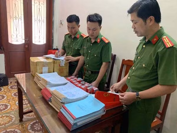 Lê Tiến Mạnh và một số tang vật bị thu giữ. Lê Tiến Mạnh và một số tang vật bị thu giữ.