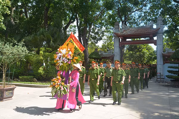 Thiếu tướng Trần Minh Lệ, Phó chánh Văn phòng Cơ quan CSĐT - Bộ Công an cùng lãnh đạo Công an tỉnh Nghệ An dâng hoa tưởng niệm Chủ tịch Hồ Chí Minh. Thiếu tướng Trần Minh Lệ, Phó chánh Văn phòng Cơ quan CSĐT - Bộ Công an cùng lãnh đạo Công an tỉnh Nghệ An dâng hoa tưởng niệm Chủ tịch Hồ Chí Minh.
