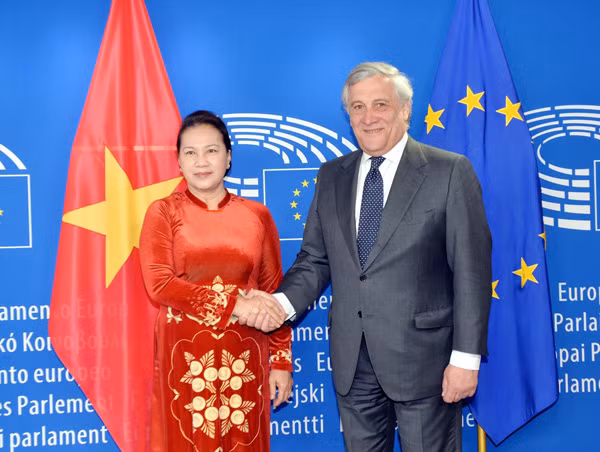 Chủ tịch Nghị viện châu Âu Antonio Tajani đón Chủ tịch Quốc hội Nguyễn Thị Kim Ngân. Ảnh: TTXVN.