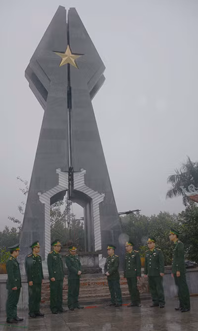 Bộ đội Biên phòng đồn Pò Hèn học tập truyền thống ở đài tưởng niệm Anh hùng liệt sĩ Pò Hèn. Bộ đội Biên phòng đồn Pò Hèn học tập truyền thống ở đài tưởng niệm Anh hùng liệt sĩ Pò Hèn.