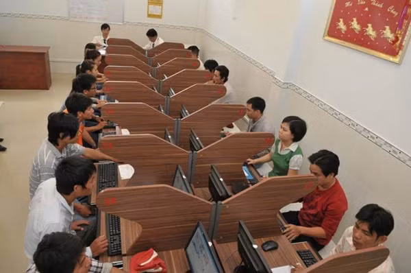 Một buổi thi lý thuyết cấp giấy phép lái xe. Một buổi thi lý thuyết cấp giấy phép lái xe.