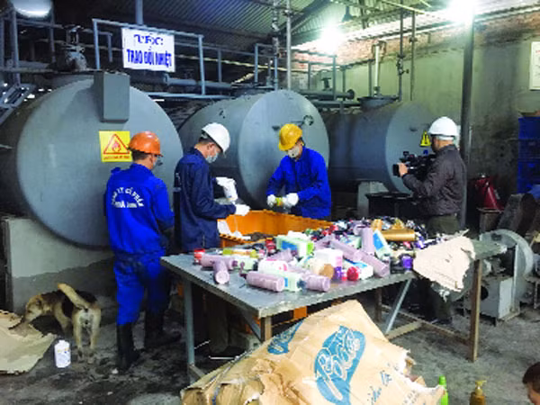 Cơ quan chức năng tổ chức tiêu hủy số mỹ phẩm bị thu giữ. Cơ quan chức năng tổ chức tiêu hủy số mỹ phẩm bị thu giữ.