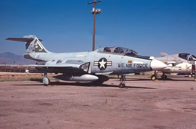 Vào tháng 10-1980, nhiều máy bay quân sự của Không quân và Hải quân Mỹ đã được đưa tới đây để bảo quản, chúng đều có hồ sơ ghi lại đầy đủ quá trình hoạt động, kể cả nhiều chiếc có tuổi đời từ Thế chiến thứ hai.