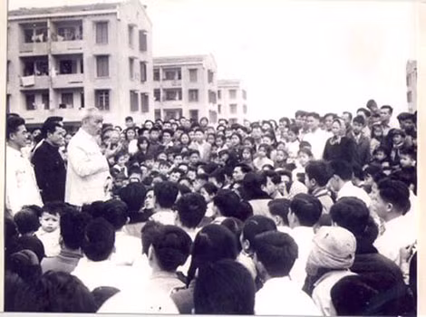 Chủ tịch Hồ Chí Minh thăm và nói chuyện với nhân dân khu tập thể Kim Liên, Hà Nội, tháng 3-1963. Chủ tịch Hồ Chí Minh thăm và nói chuyện với nhân dân khu tập thể Kim Liên, Hà Nội, tháng 3-1963.