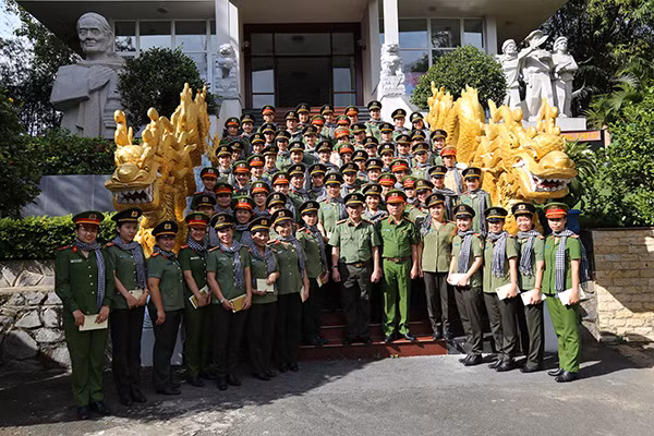 Đại tá Nguyễn Hoàng Thao, Giám đốc Công an tỉnh Bình Dương giao nhiệm vụ cho cán bộ, chiến sỹ trong Lễ xuất quân tăng cường xuống cơ sở.