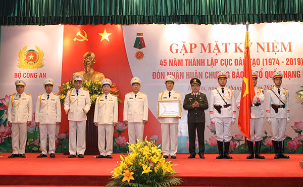 Thứ trưởng Nguyễn Văn Thành trao tặng Huân chương Bảo vệ Tổ quốc hạng Nhì cho Cục Đào tạo. Thứ trưởng Nguyễn Văn Thành trao tặng Huân chương Bảo vệ Tổ quốc hạng Nhì cho Cục Đào tạo.