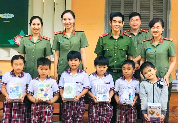 Đoàn Thanh niên Công an Bến Tre tặng quà cho các em học sinh vượt khó.
