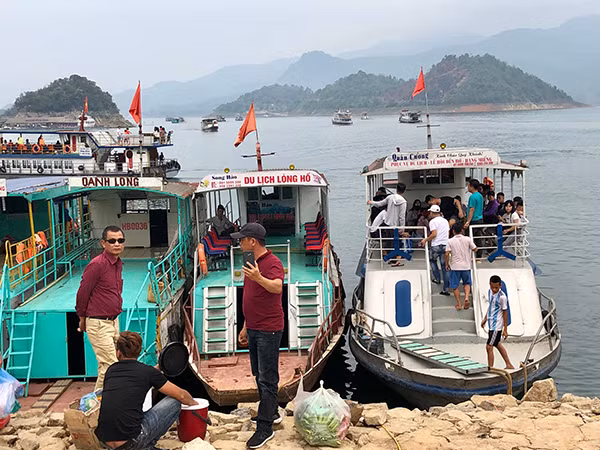 Tại khu du lịch Thung Nai - Hoà Bình, nhiều hành khách lên tàu chưa có thói quen tìm áo phao để mặc.
