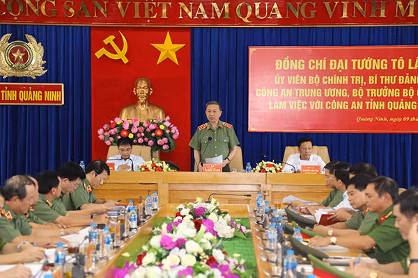 Bộ trưởng Tô Lâm phát biểu chỉ đạo tại buổi làm việc. Bộ trưởng Tô Lâm phát biểu chỉ đạo tại buổi làm việc.