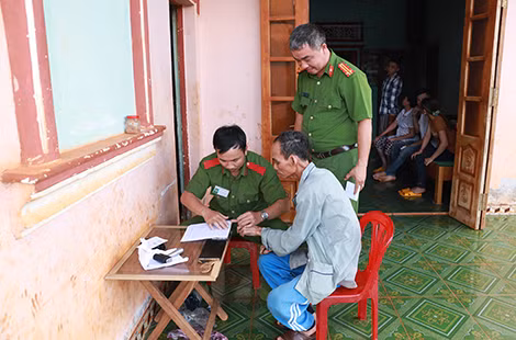 Cán bộ Phòng Quản lý hành chính về trật tự xã hội Công an tỉnh Đắk Nông đến tận nhà làm thủ tục cấp chứng minh nhân dân cho ông Hồ Minh Châu.