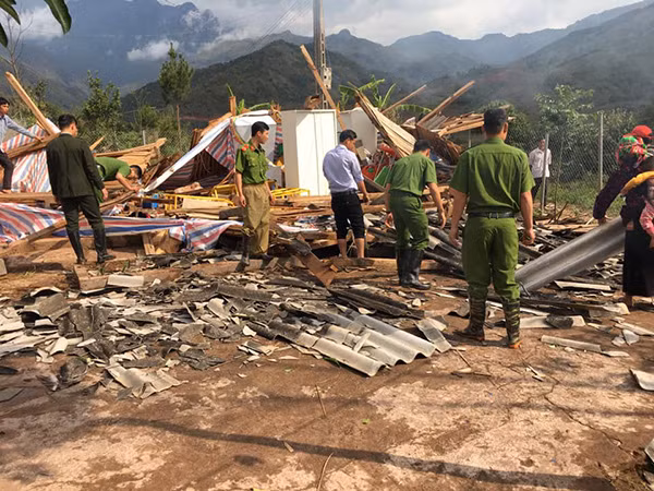 CBCS Công an huyện Tân Uyên giúp nhân dân khắc phục hậu quả thiên tai.