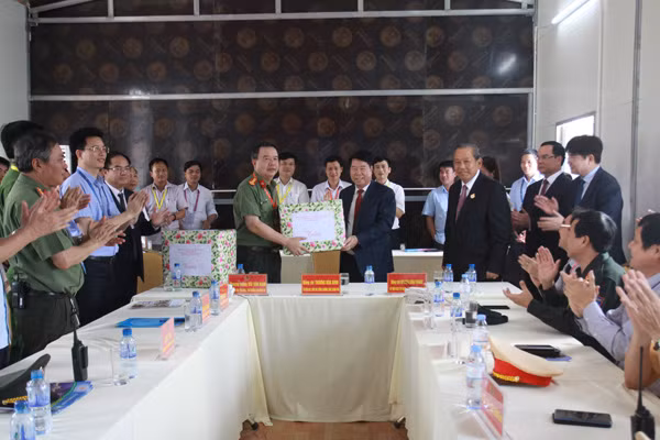 Thứ trưởng Bùi Văn Nam trao quà tặng Công an tỉnh Hà Nam.