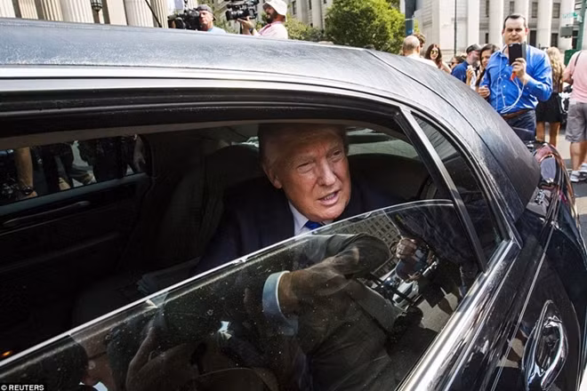 Tổng thống Mỹ Donald Trump trên chiếc "Quái thú".