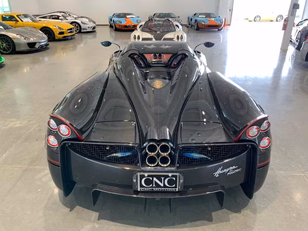 Chiếc siêu xe Pagani Huayra Roadster này đang được rao bán giá 3,65 triệu USD.