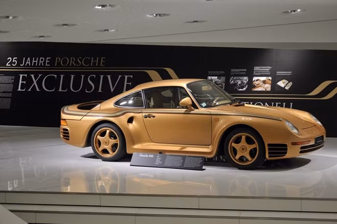 Hình ảnh chiếc Porche 959 màu vàng tại Bảo tàng Porsche.