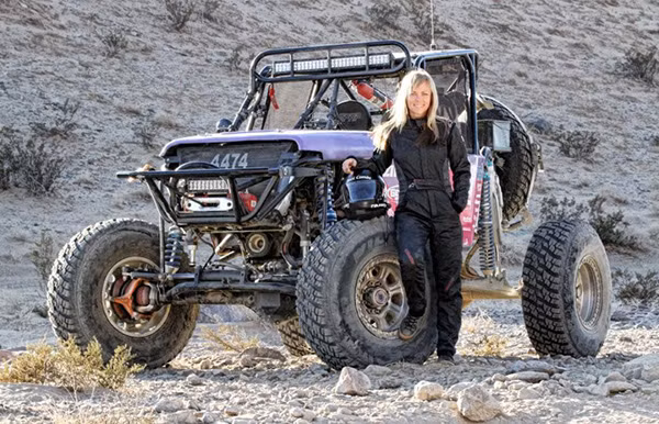 Jessi Combs là một tay đua off-road tài năng đồng thời cũng giỏi "độ" xe.