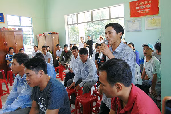 Người dân xã Đại Chánh tại cuộc đối thoại.