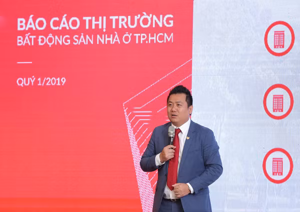 Ông Phạm Lâm - CEO DKRA Vietnam trình bày nội dung chủ đề "Điểm nóng" trong chương trình báo cáo.