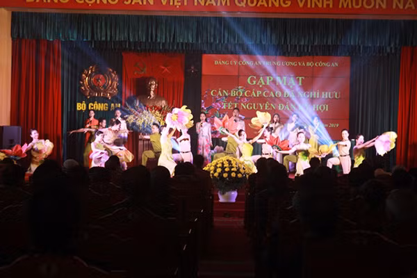 Văn nghệ chào mừng.
