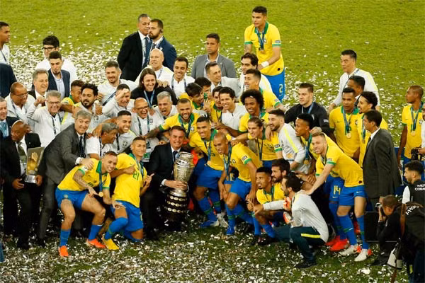 Tổng thống Brazil, Jair Bolsonaro ăn mừng chức vô địch Copa America 2019 cùng đội nhà.