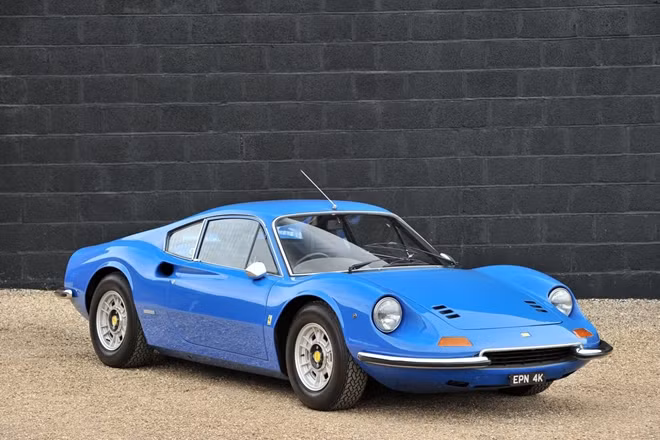Chiếc siêu xe cổ Ferrari Dino 246GT tay lái nghịch có màu sơn xanh Azzuro.