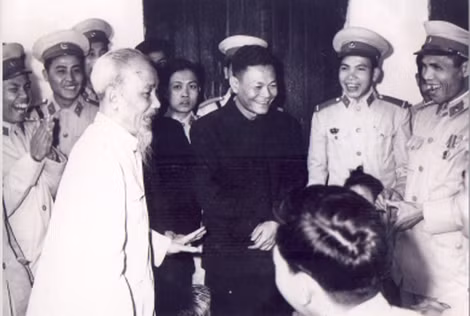 Chủ tịch Hồ Chí Minh thăm Sở Công an Hà Nội dịp tết Quý Mão 1963.