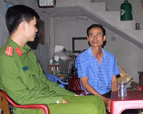 Công an xã chính quy sâu sát nắm tình hình qua từng hộ dân, thôn xóm.