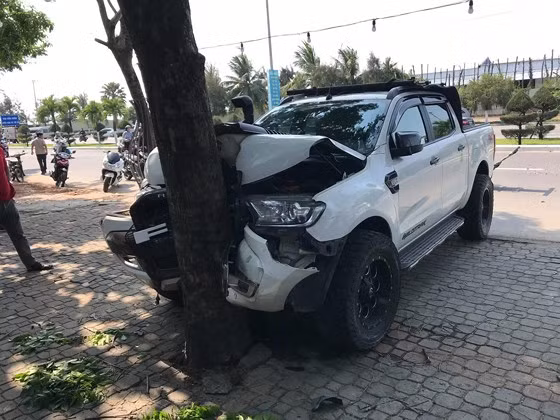 Chiếc xe bán tải BKS 43C-125.74 lao lên vỉa hè, tông vào gốc cây sau khi đâm vào đuôi ôtô BKS 92A-138.12.