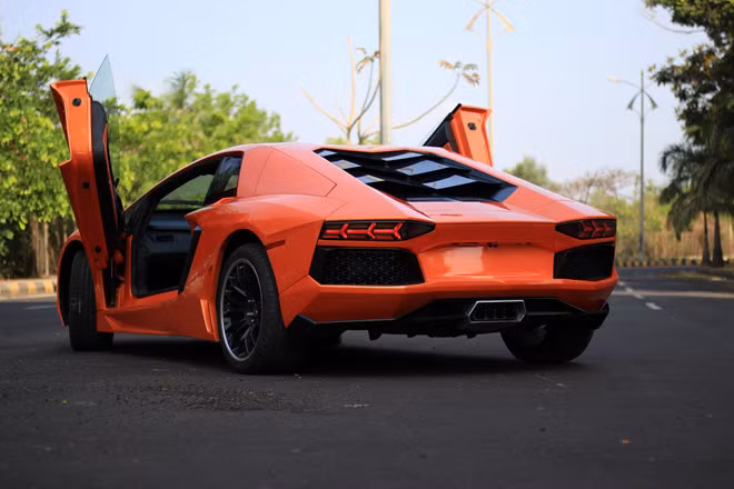 ...và đuôi chiếc Aventador giả.