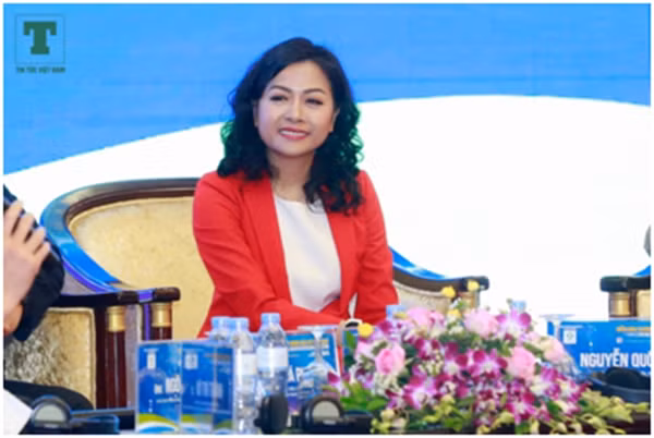 Nữ doanh nhân Trần Phương Uyên: "Năm 1994, sau khi thành lập, khó khăn muôn bề, nguồn lực thì hạn chế, ba tôi, một kỹ sư cơ khí đã quyết định mua lại dây chuyền phế thải của Bia Sai Gòn để đem về tái sử dụng. Không một ai tin là ông có thể làm cho chiếc máy vận hành được". Nữ doanh nhân Trần Phương Uyên: "Năm 1994, sau khi thành lập, khó khăn muôn bề, nguồn lực thì hạn chế, ba tôi, một kỹ sư cơ khí đã quyết định mua lại dây chuyền phế thải của Bia Sai Gòn để đem về tái sử dụng. Không một ai tin là ông có thể làm cho chiếc máy vận hành được".